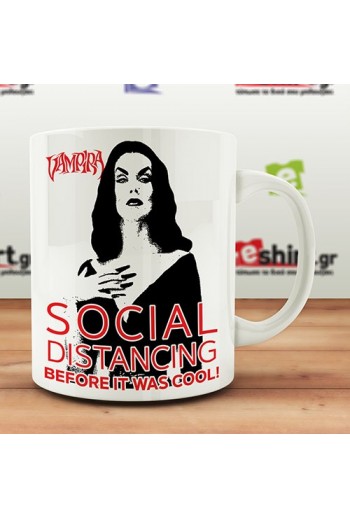 Κούπα με το γκοθικ icon Vampira - Social Distancing before it was cool